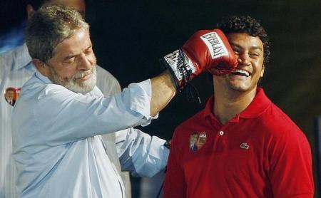 O boxeador Popó jamais venceu uma luta importante após presentear o petista com seu par de luvas.