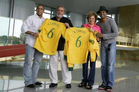 Antes de partir para a última Copa do Mundo, Roberto Carlos foi o único jogador a visitar Lula, levando para ele uma camisa da Seleção autografada pelos craques. O lateral-esquerdo ajeitava o meião quando Thierry Henry, nas suas costas, fez o gol francês que tirou o Brasil da final. 