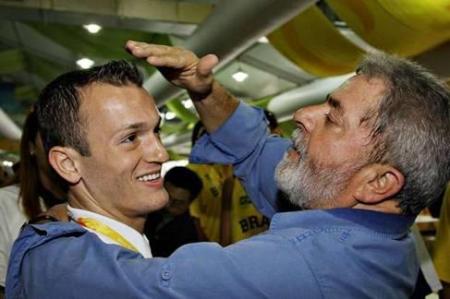 Lula, a caminho de Pequim, levando a sua 'bênção' para o maior favorito brasileiro nos Jogos Olimpicos, Diego Hypólito. Deu no que deu...